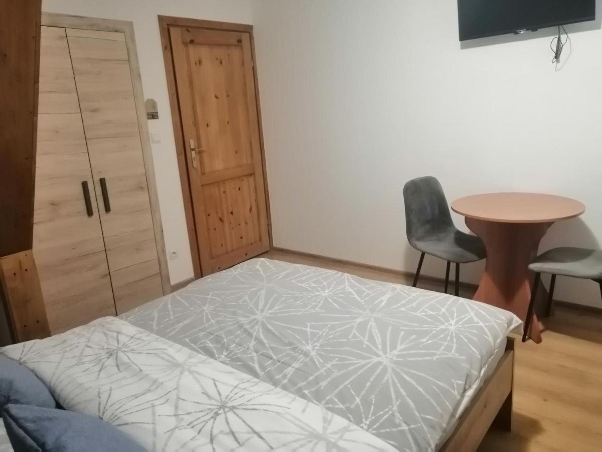 Pokoje Goscinne Przy Lesie Pobiedna Bagian luar foto