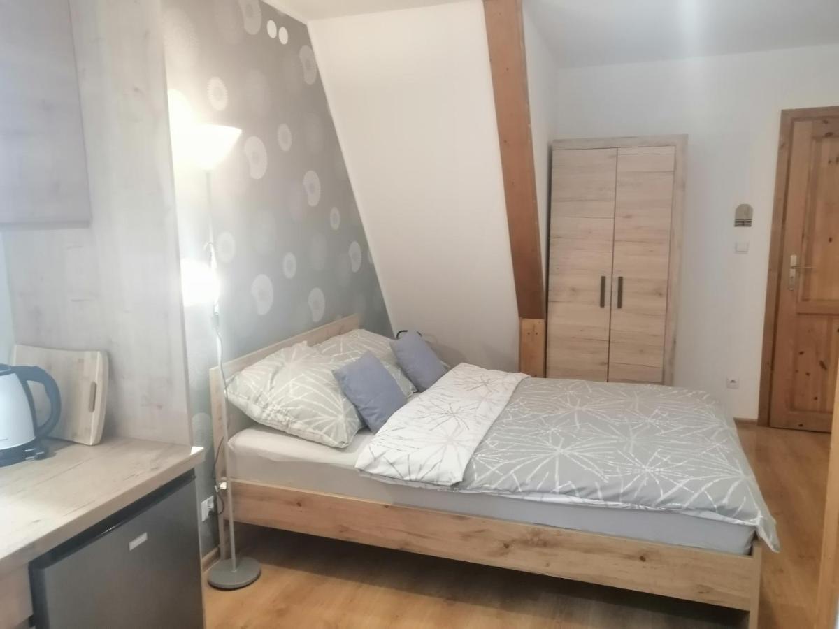 Pokoje Goscinne Przy Lesie Pobiedna Bagian luar foto